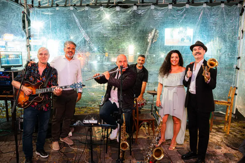 Banda tocando ao vivo no deck da Cantina
