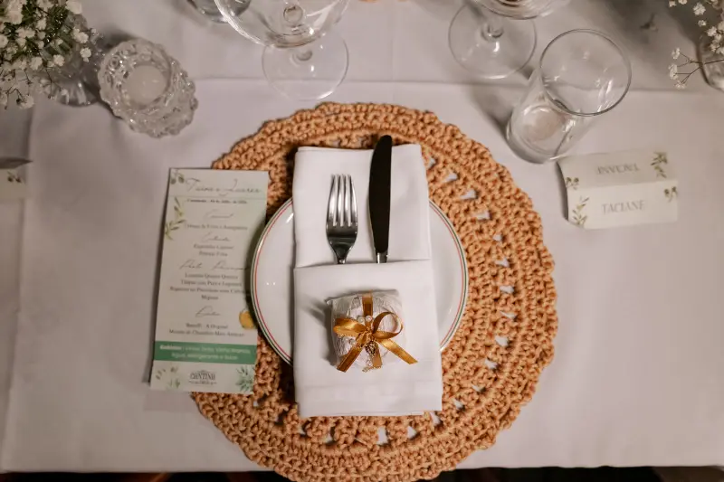 Lugar posto visto de cima, com o menu impresso do casamento
