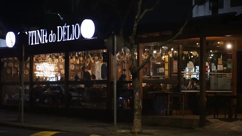 Fachada e salão da Cantina do Délio na Rua Itupava